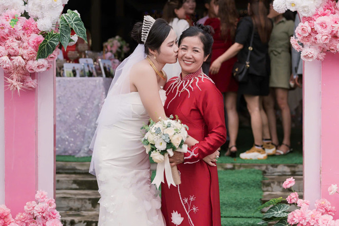 Sang hạnh phúc khi được bố mẹ chồng yêu thương, cưng chiều 