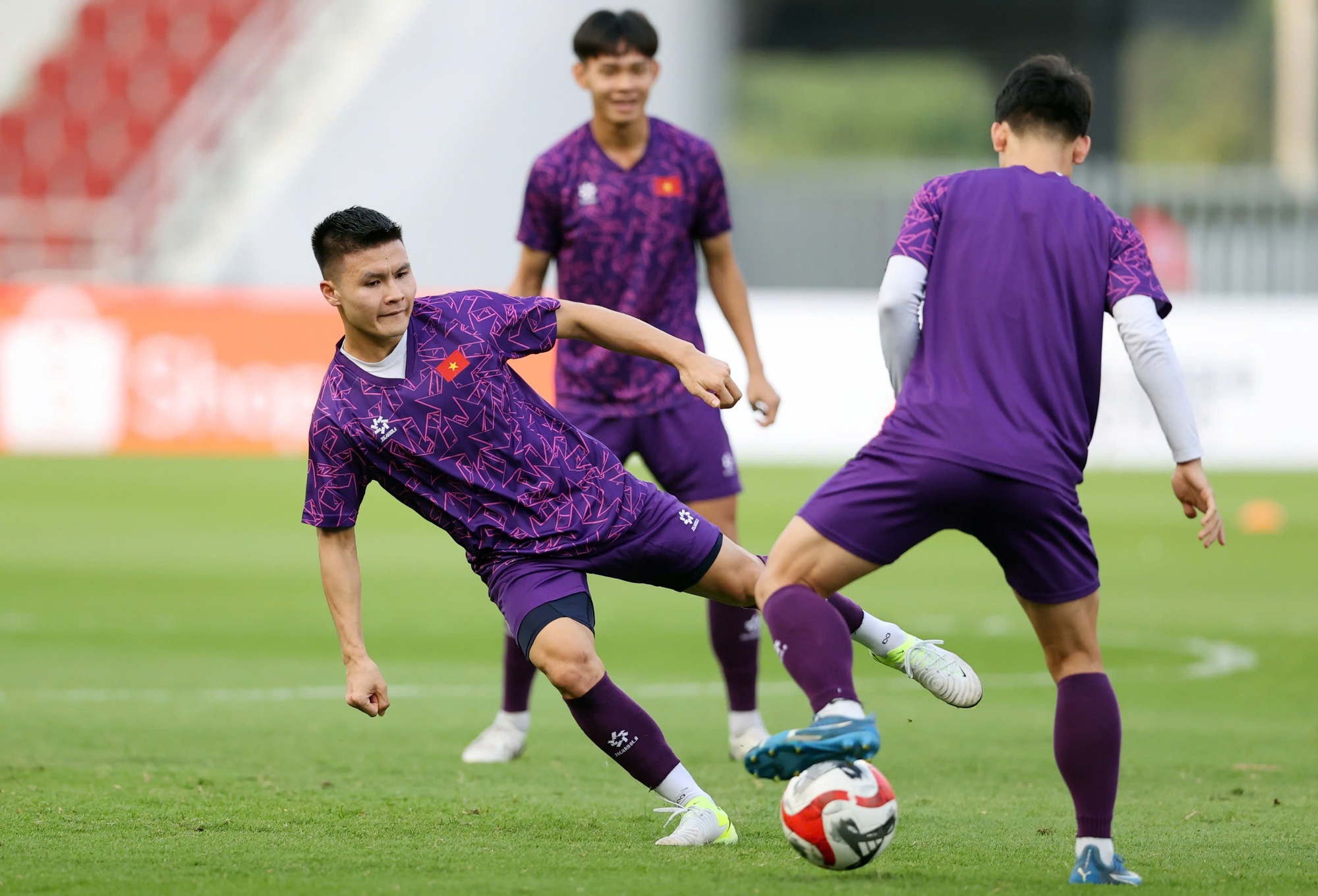 Quang Hải tranh chấp cùng đồng đội