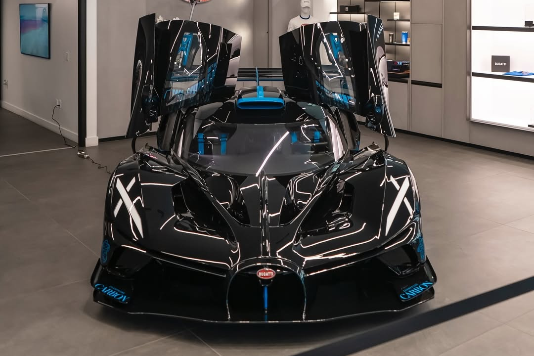 Bugatti Bolide được trang bị động cơ W16 dung tích 8.0L với 4 bộ tăng áp, sản sinh công suất 1.600 mã lực, mạnh hơn Chiron bản tiêu chuẩn 100 mã lực. Siêu xe này có khả năng tăng tốc từ 0 lên 100 km/h chỉ trong 2,2 giây trước khi đạt tốc độ tối đa lên đến 501 km/h.