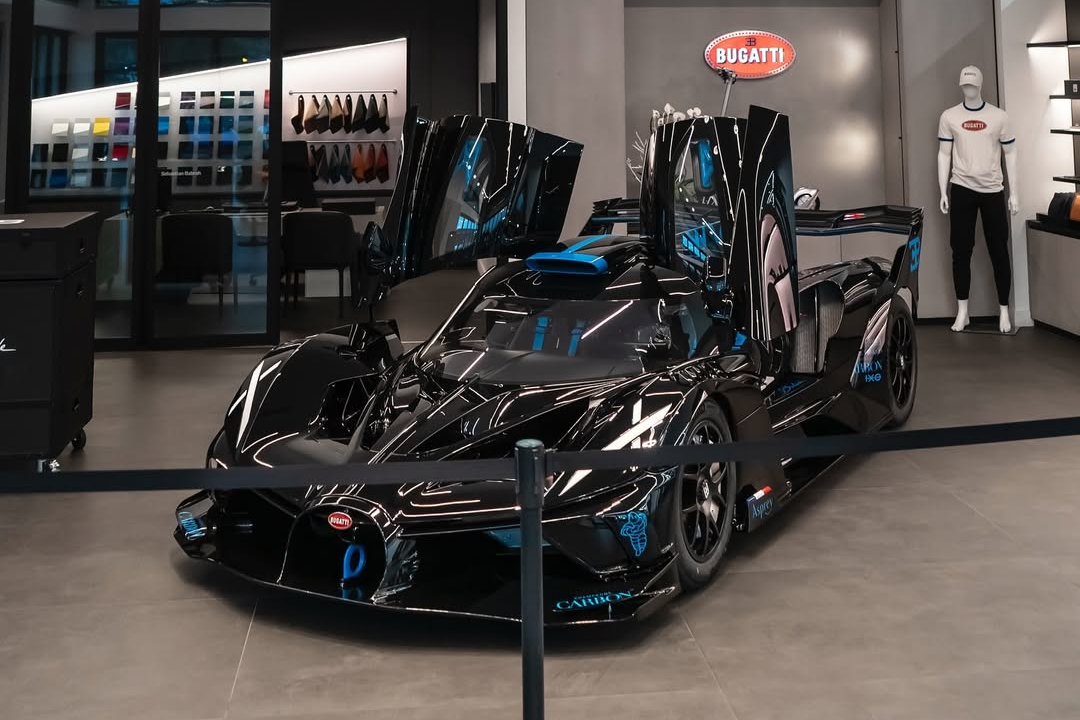 Tại thời điểm ra mắt, mức giá của mẫu xe này được Bugatti công bố lên đến 4,7 triệu USD. Với những trang bị đắt đỏ, con số cuối cùng để đại gia Manny Khoshbin sở hữu chiếc xe này có thể vượt mức 6 triệu USD.