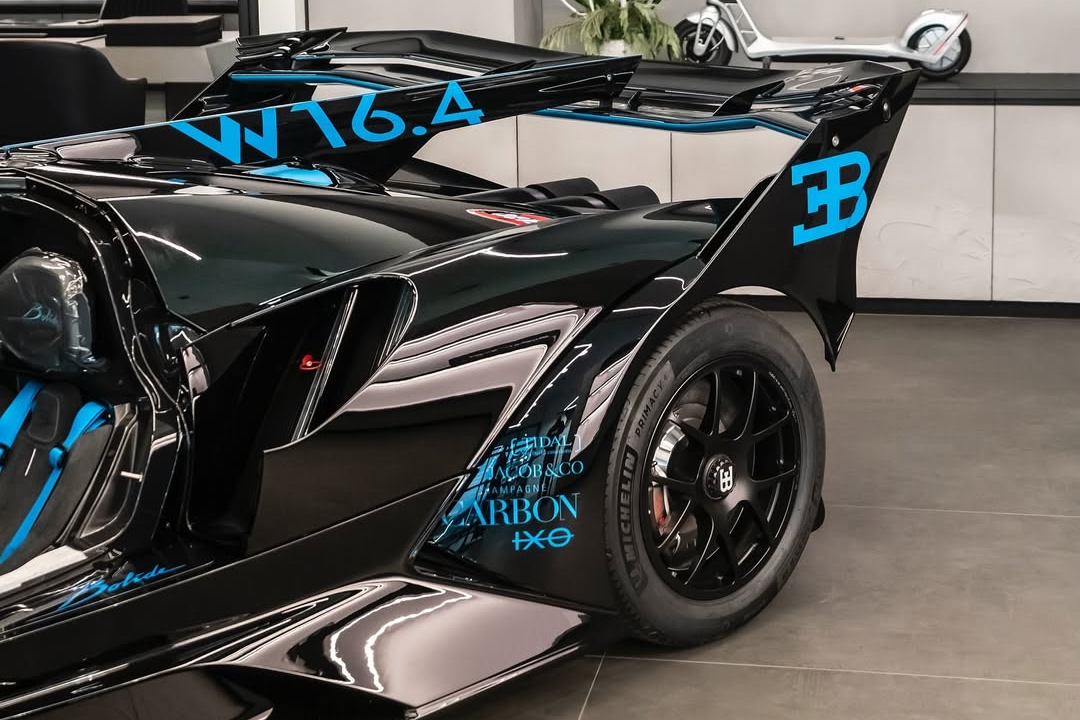 Đây là mẫu hypercar dành riêng cho đường đua, vốn được phát triển từ nền tảng Bugatti Chiron. Đây là chiếc Bolide thứ 2 có mặt tại Mỹ, sau hơn 3 năm mẫu siêu xe này được trình làng tại sự kiện The Quail 2021.
