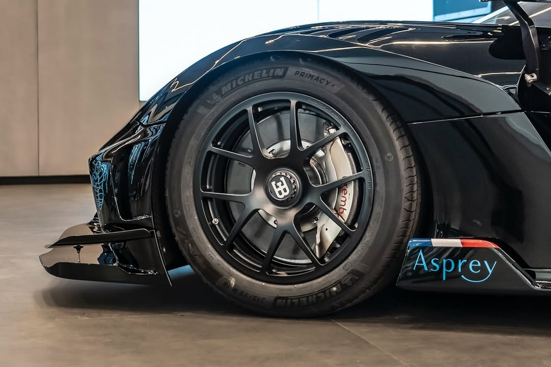 Mẫu xe đua này được trang bị bộ mâm 18 inch đa chấu màu đen nhám. Để có thể kiểm soát sức mạnh của chiếc xe, hệ thống phanh Brembo được thiết kế riêng với công nghệ tương tự các mẫu xe đua F1.