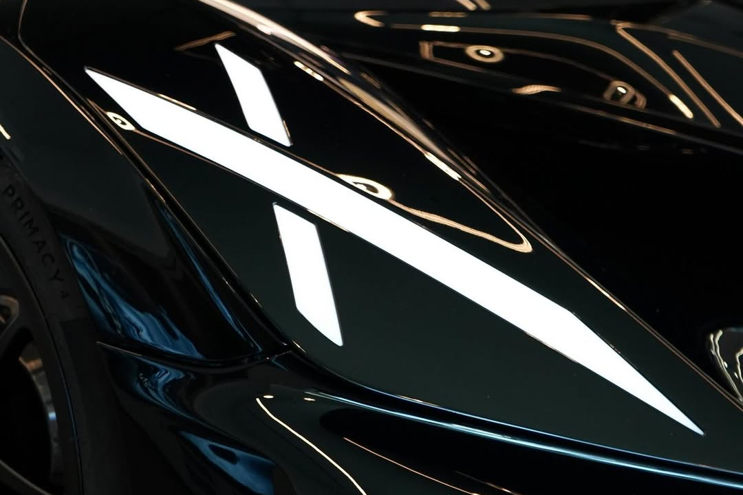 Thiết kế của Bugatti Bolide được lấy cảm hứng từ chiếc Bugatti Type 35 và mẫu máy bay siêu thanh Bell X-1. Điều này được thể hiện qua nhiều chi tiết, nổi bật nhất là cụm đèn trước dạng chữ X.