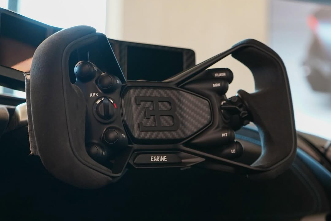 Bảng đồng hồ taplo được chia làm 3 màn hình riêng biệt kết hợp vô lăng dạng xe đua bằng sợi carbon. Khu vực điều khiển trung tâm tối giản với các phím chức năng và bổ sung các ống thông gió điều hòa cỡ lớn.