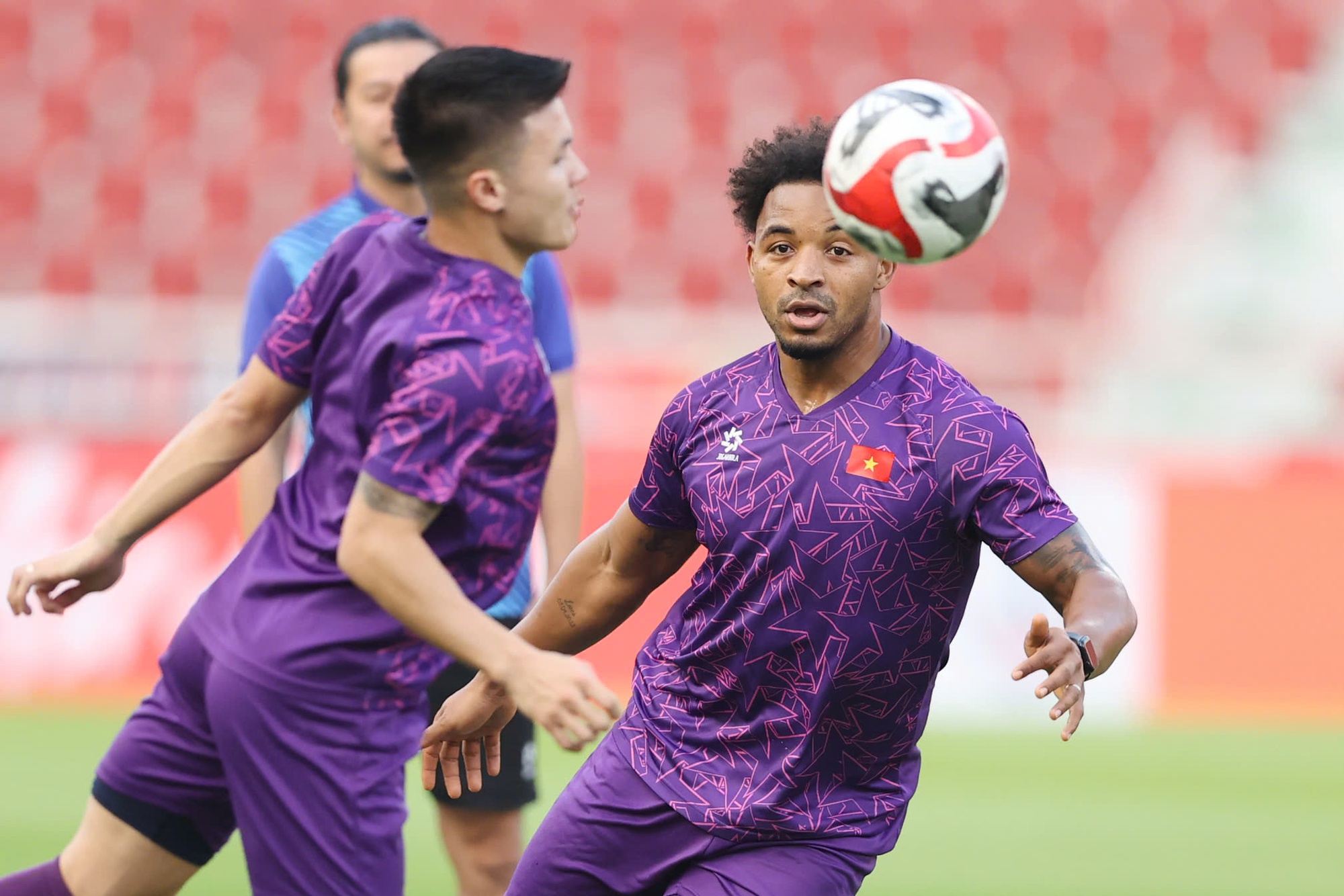 Quang Hải ưỡn ngực đỡ bóng