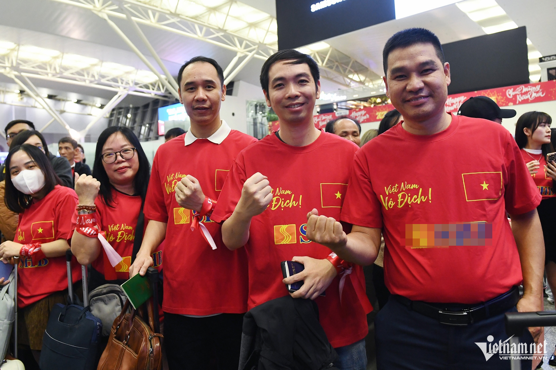 Nhóm anh Trần Y Bình (thứ 2 từ phải sang) cho biết, đây là lần đầu được xuất ngoại xem bóng đá. Trước đây, anh chỉ được cổ vũ đội nhà qua truyền hình. Anh tin tưởng thầy trò HLV Kim Sang Sik sẽ mang cúp về nhà.