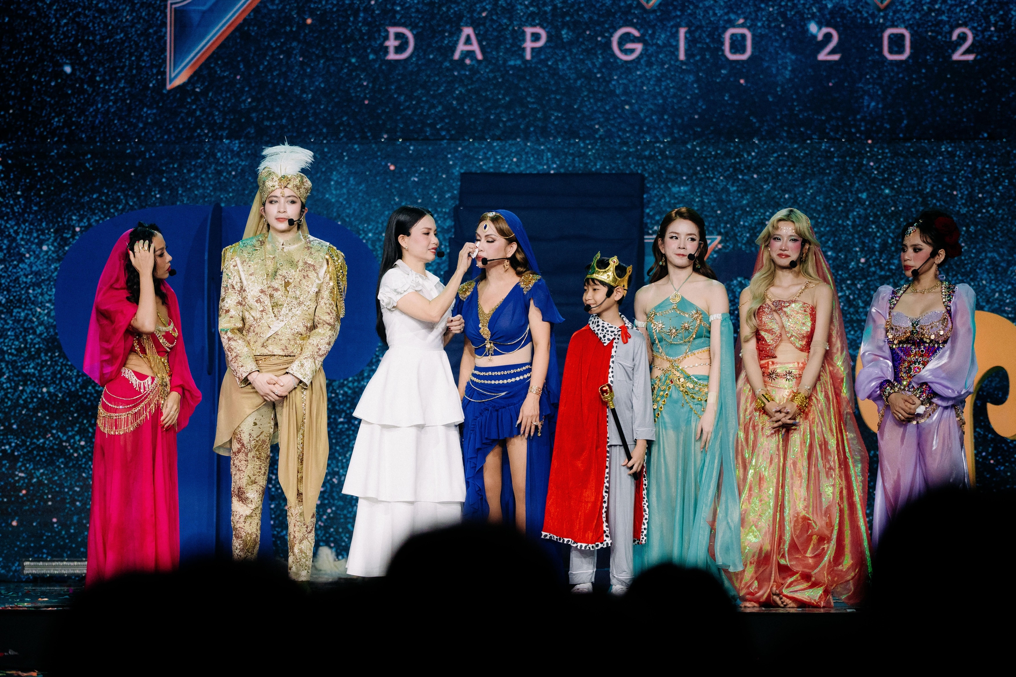 Minh Tuyết xúc động nói lời cảm ơn Cẩm Ly vì đã đồng ý gấp gáp đến hỗ trợ.