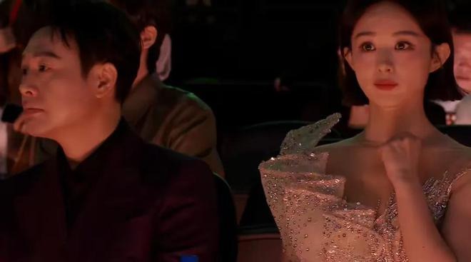 Minh tinh hạng A vô cùng căng thẳng khi ngồi cạnh Trương Tụng Văn và Vương Bảo Cường