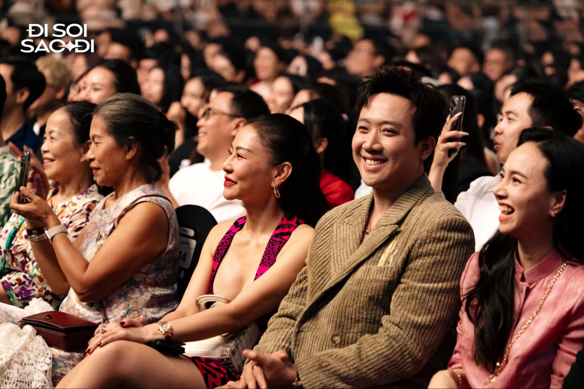 Khoảnh khắc Trấn Thành cười rạng rỡ khi theo dõi đêm concert của Phan Mạnh Quỳnh bên cạnh Diva Thu Minh