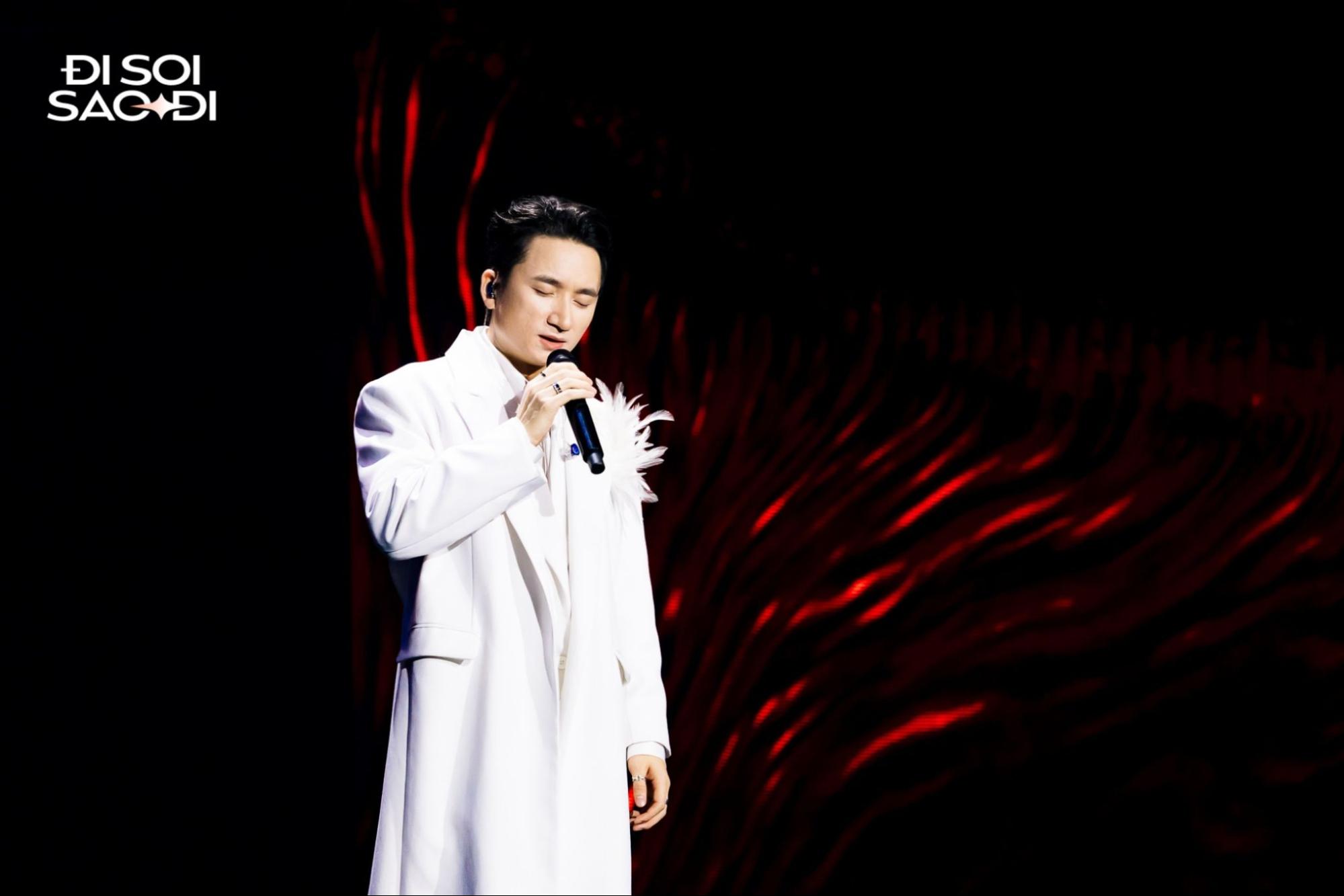 Hình ảnh Phan Mạnh Quỳnh trong đêm concert Chuyến Tàu: Mùa Đông tại TP.HCM tối 4/1