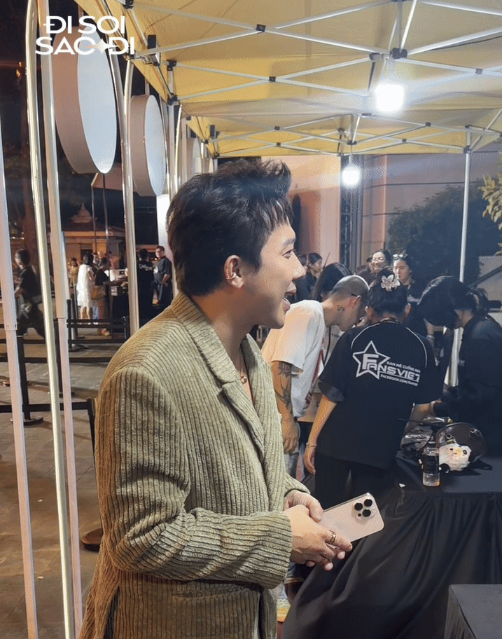 Khiến cho anh phải hài hước “chê” đàn em “mời ngang ngược”