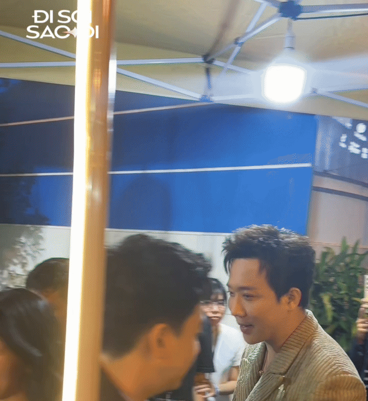 Sau đó anh được phía ekip Phan Mạnh Quỳnh hỗ trợ di chuyển vào bên trong