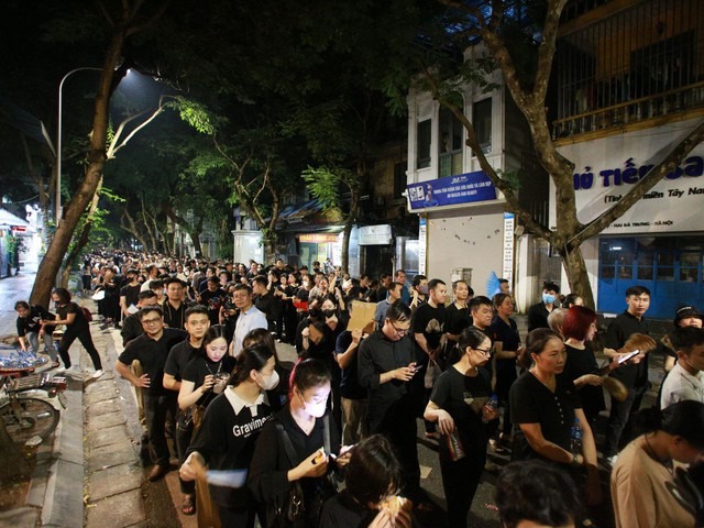 Rất nhiều người dân đã vượt nghìn dặm xa mong được gặp và tiễn biệt bác đoạn đường cuối cùng. (Ảnh: Lữ Phụng Tiên)