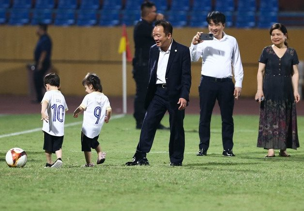 Hình ảnh giản dị của bầu Hiển khi cùng 2 cháu nội chơi bóng trên sân hàng Đẫy.