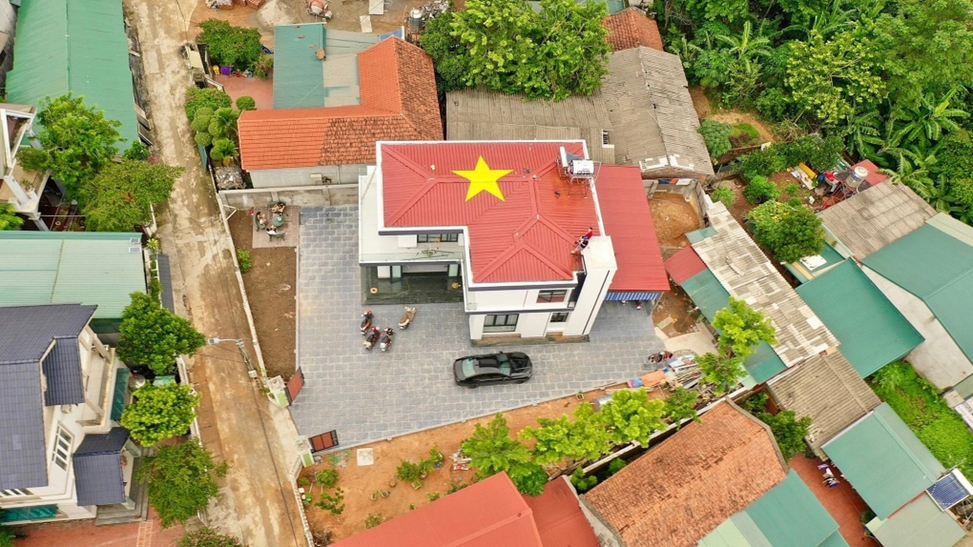 Trend vẽ cờ Tổ Quốc lên mái nhà được giới trẻ hưởng ứng, để khoe về tình yêu dành cho quốc kỳ và đất nước. (Nguồn: Lê Quang Vũ)