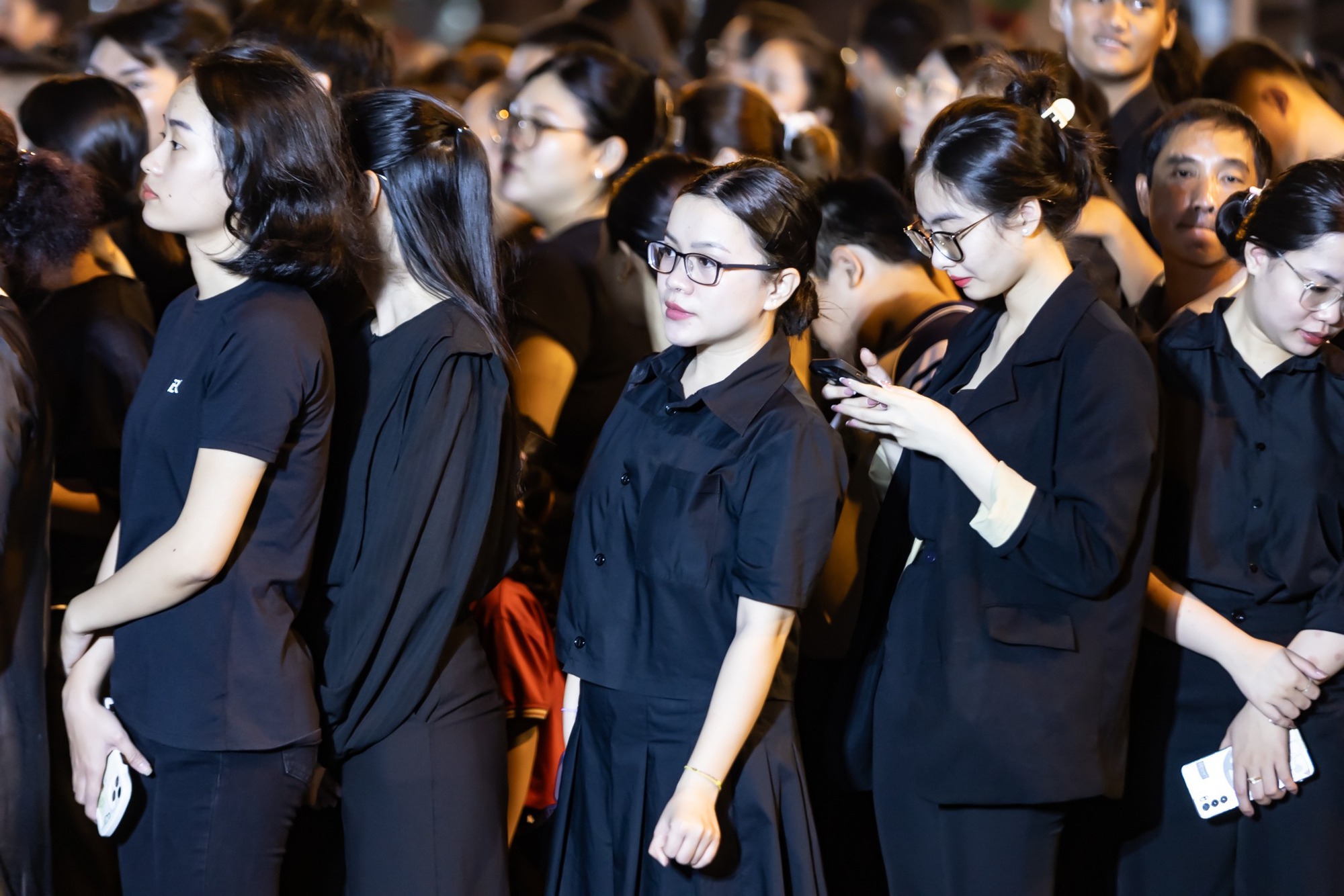 Dòng người xếp hàng viếng vị lãnh đạo đáng kính. (Ảnh: Viết Thanh)