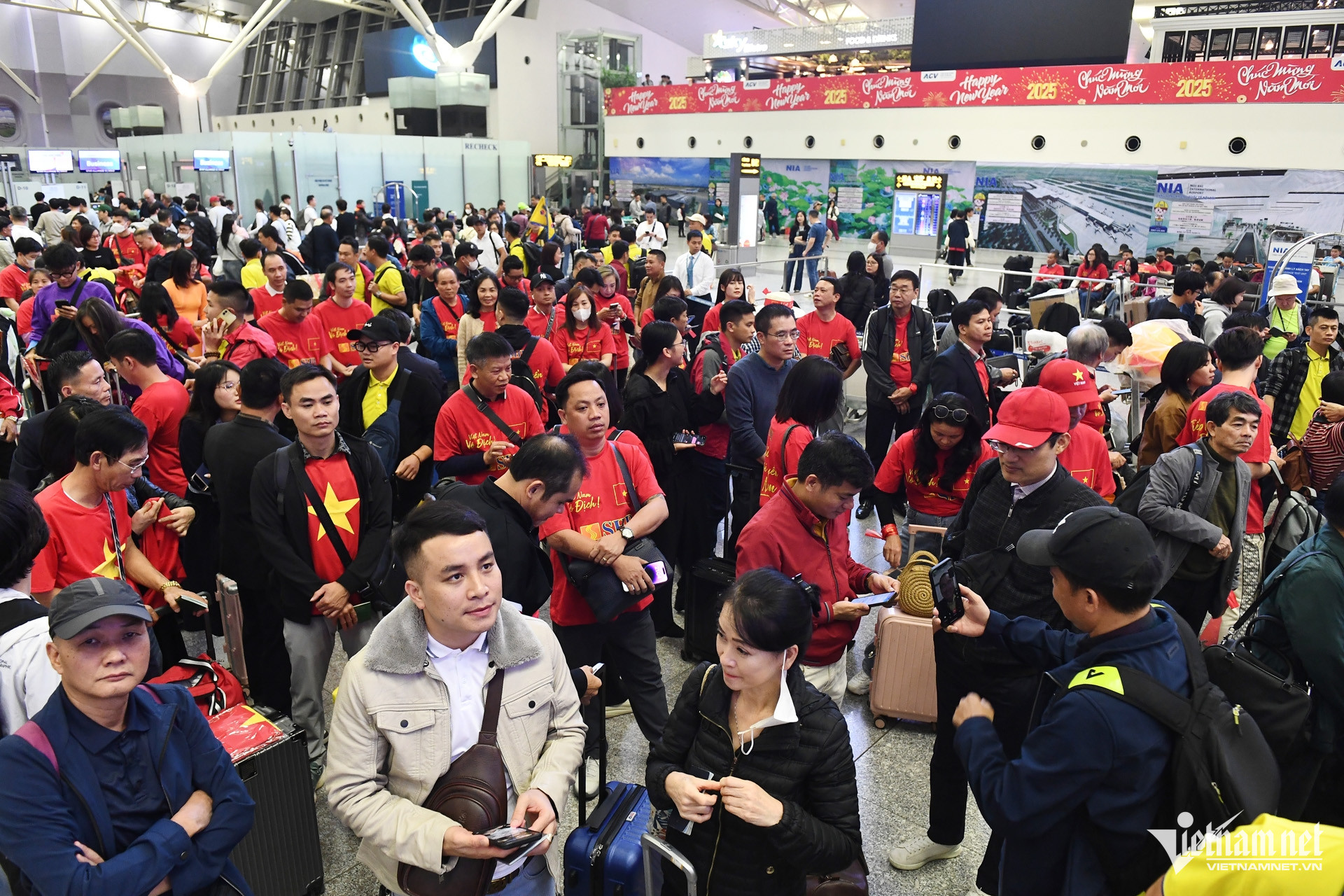 Đại diện Công ty du lịch Vietravel Hà Nội cho biết, tổng số người hâm mộ đăng ký tour cổ vũ bóng đá (chung kết lượt về ASEAN Cup 2024) lên đến hơn 1.000 khách từ cả Hà Nội và TP.HCM. Sau nhóm khởi hành đêm 4/1, các CĐV còn lại sẽ tiếp tục lên đường vào sáng 5/1.