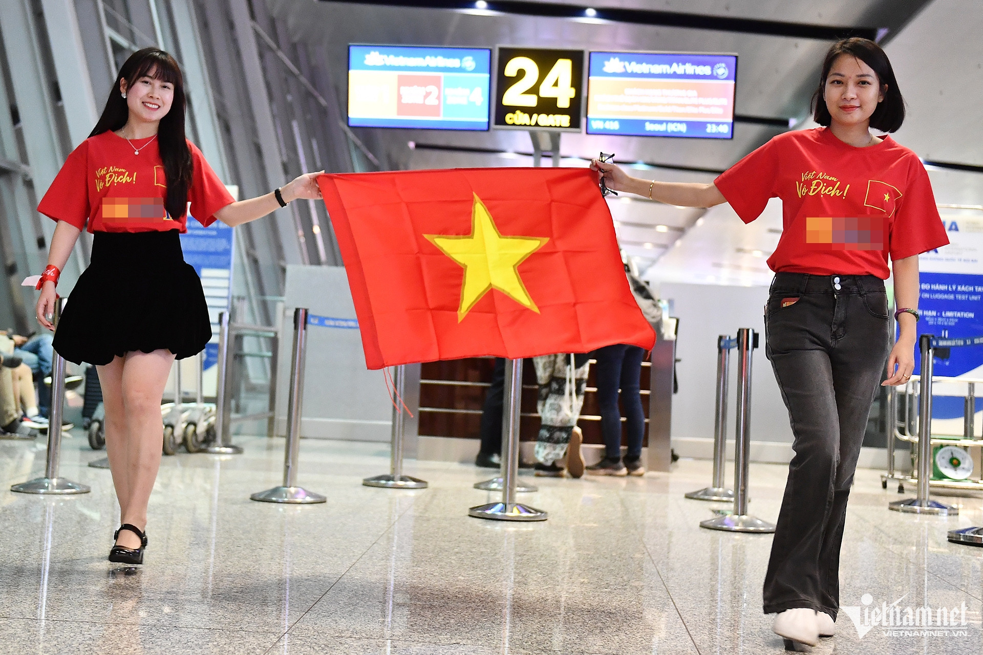 Chị Mỹ Huyền (bên trái) cho biết, từ Thái Nguyên di chuyển tới Hà Nội để bay đi Bangkok. Là người rất hâm mộ bóng đá, nữ nhân viên ngân hàng 'chấm' tiền đạo Xuân Son và Tiến Linh tại giải đấu lần này. Chị cũng thích Hoàng Đức hay trước kia là cả Đoàn Văn Hậu,...