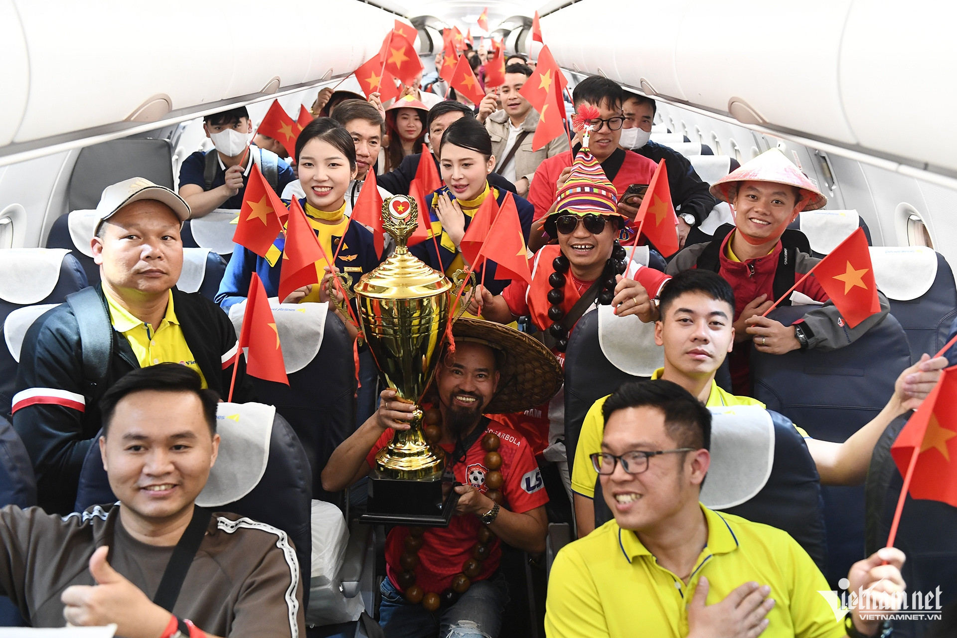 Trên máy bay, đoàn CĐV tổ chức hát Quốc ca hừng hực khí thế dù lúc này là nửa đêm, nhiều người bị thiếu ngủ.