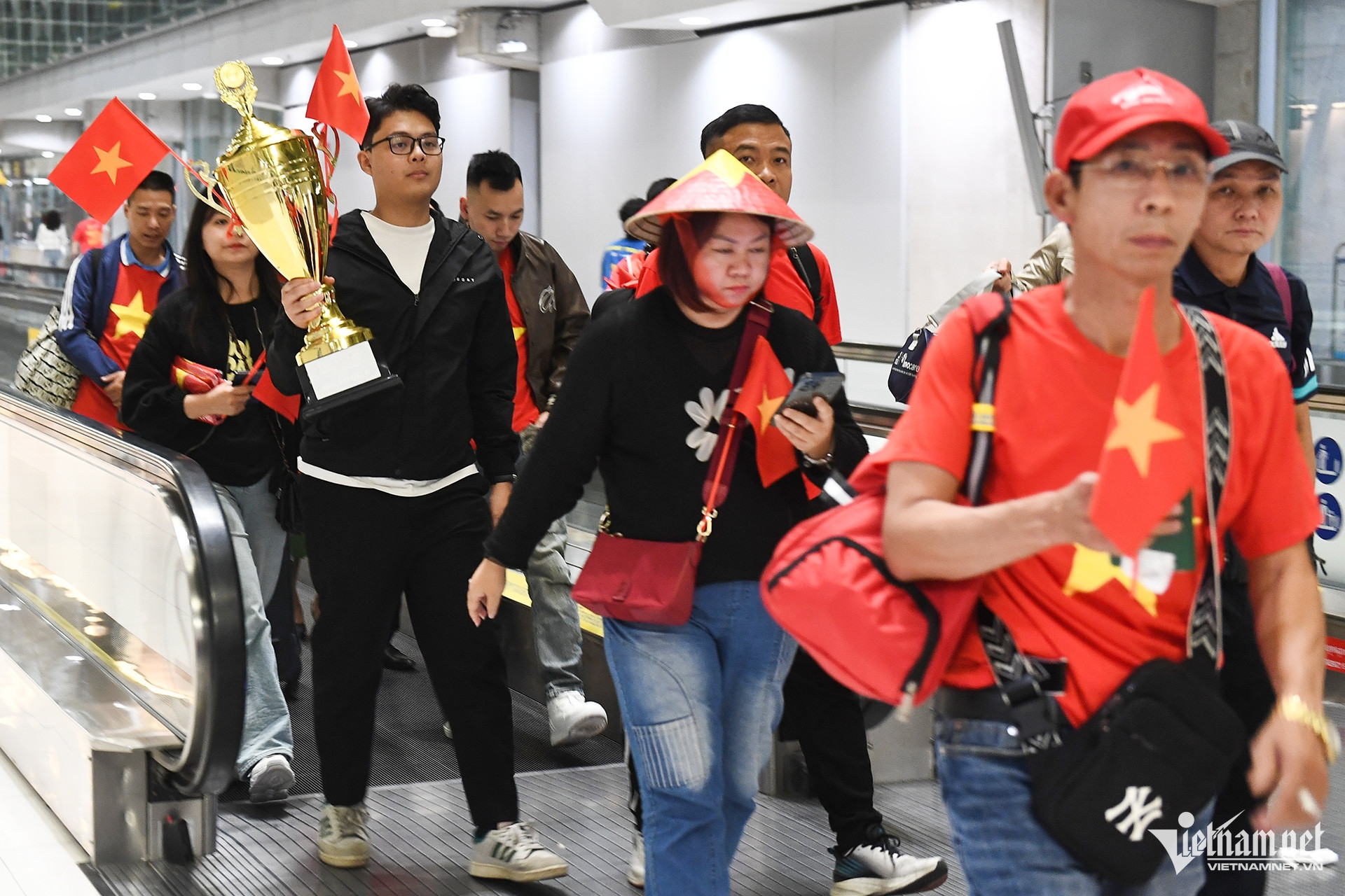 Khoảng 3h15 sáng 5/1, 600 cổ động viên bước xuống sân bay Suvarnabhumi ở Bangkok. Chiều cùng ngày, họ sẽ tiến về sân vận động Rajamangala trước giờ thi đấu khoảng 3 tiếng để làm thủ tục check-in.