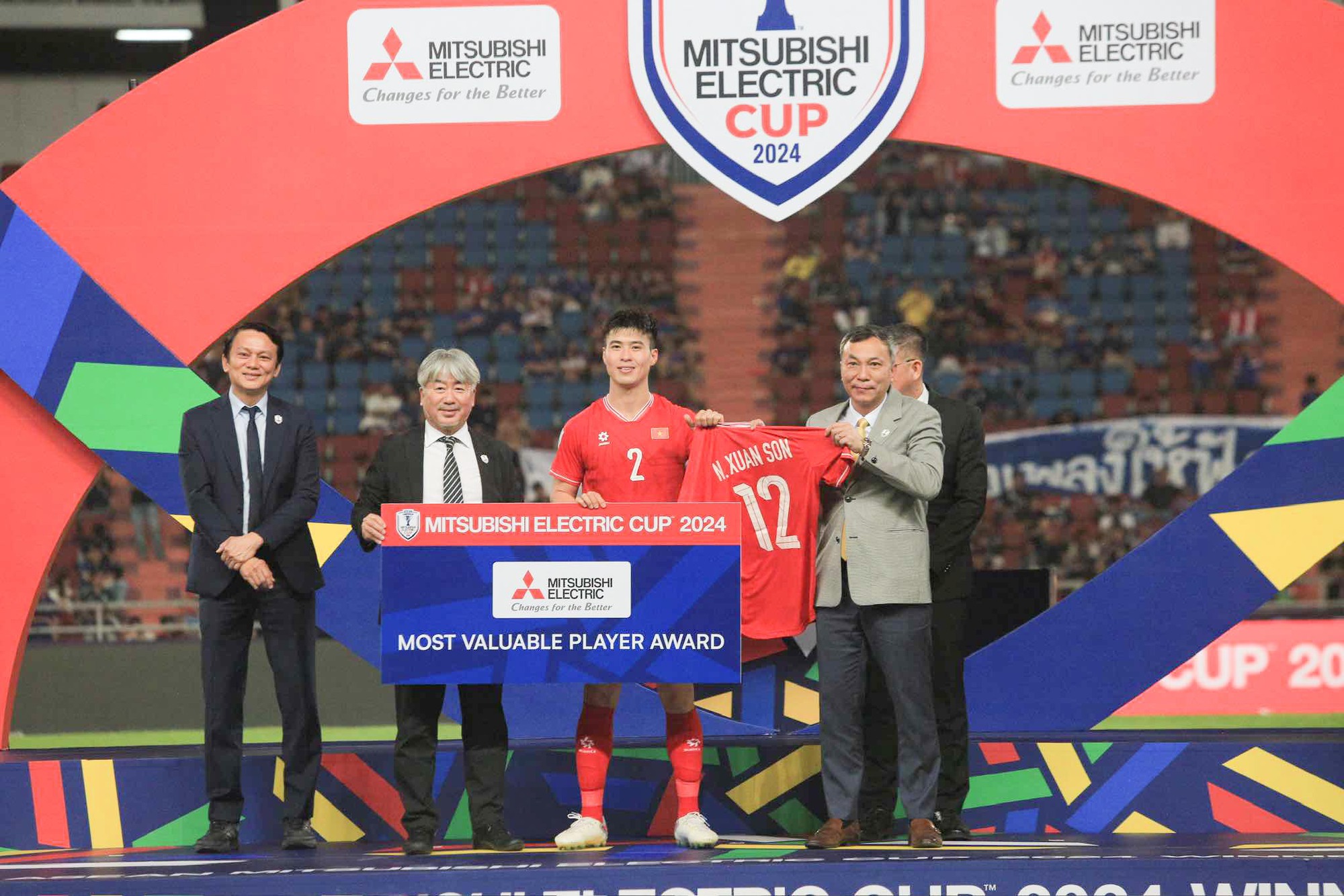Đội trưởng Duy Mạnh nhận danh hiệu Cầu thủ xuất sắc nhất giải cho Xuân Son đang chấn thương