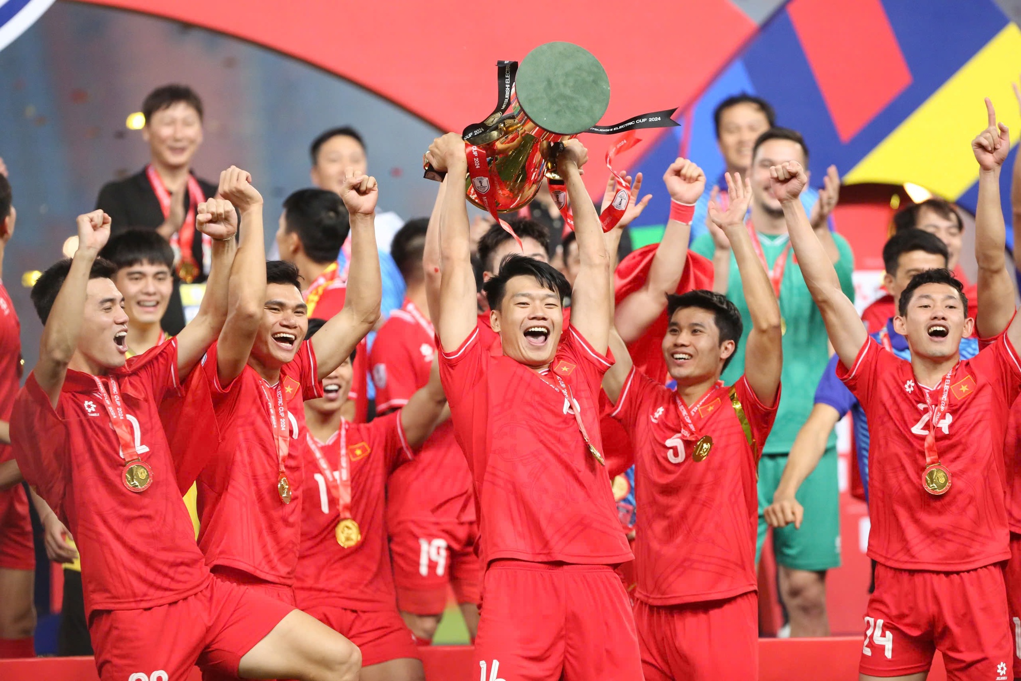 Trong khoảnh khắc hạnh phúc này, các cầu thủ cùng nhau nâng cao chiếc cúp danh giá của bóng đá Đông Nam Á