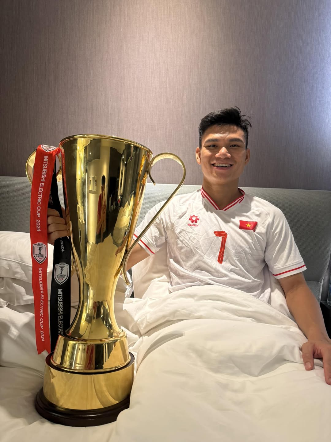 Xuân Mạnh cũng khoe ảnh cúp trên giường ngủ