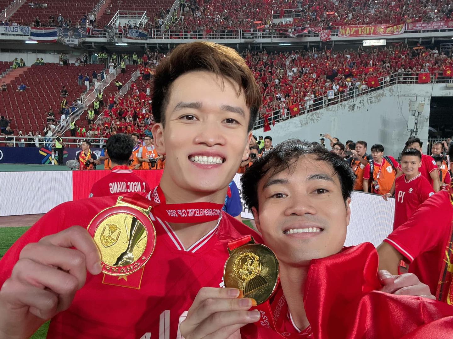 Hoàng Đức và Văn Toàn ăn mừng cùng nhau