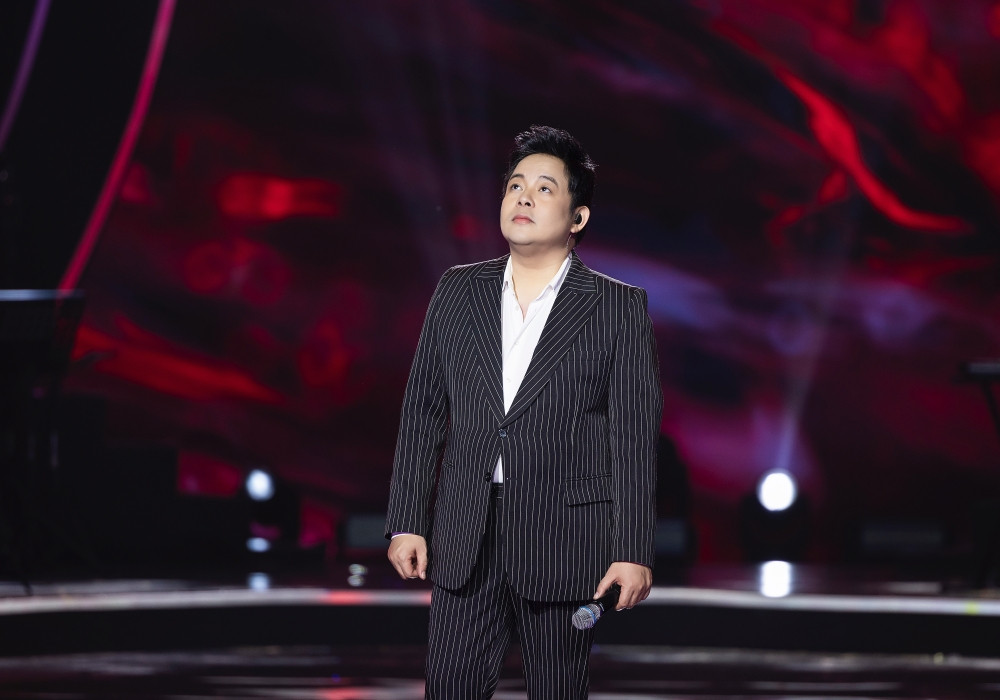 Quang Lê vui lây cho đàn chị khi nhìn xuống sân khấu, khán giả lấp kín các chỗ ngồi. 