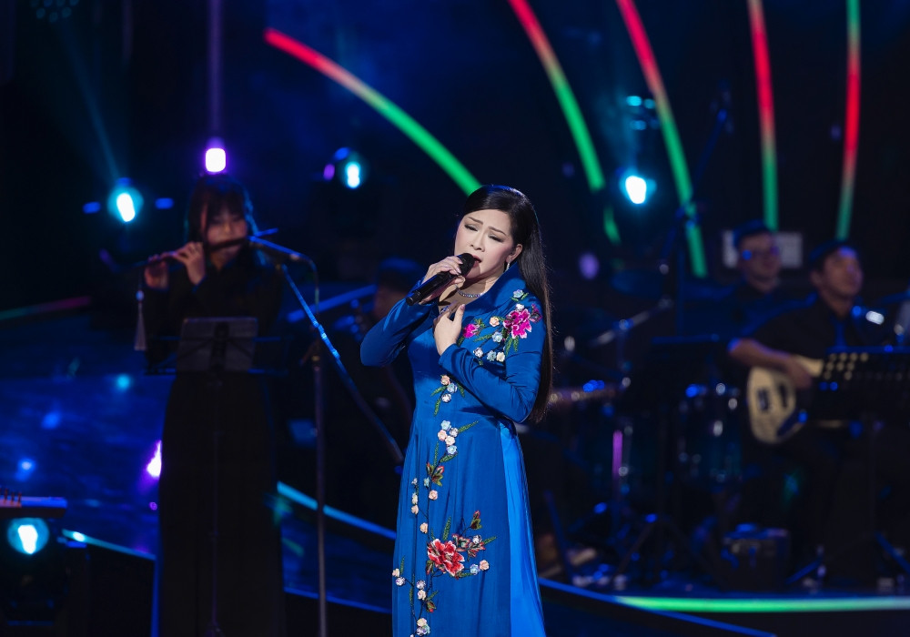 Đêm nhạc kéo dài 4,5 tiếng được đánh giá là dông dài, kịch bản đôi chỗ lê thê, sự kết nối giữa các tiết mục chưa trọn vẹn. Việc có 3 MC dẫn dắt cũng khiến mạch chương trình thiếu thống nhất.