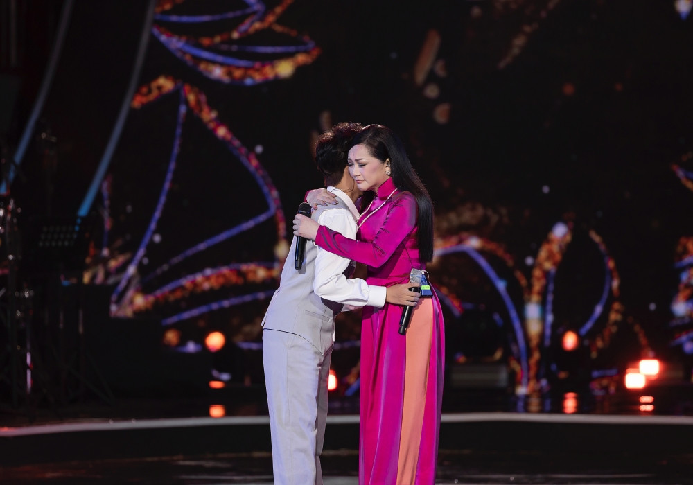 Như Quỳnh ôm động viên Hồ Văn Cường sau tiết mục, khoảnh khắc cả hai nghẹn ngào, bày tỏ tình cảm khiến nhiều khán giả đồng cảm. 