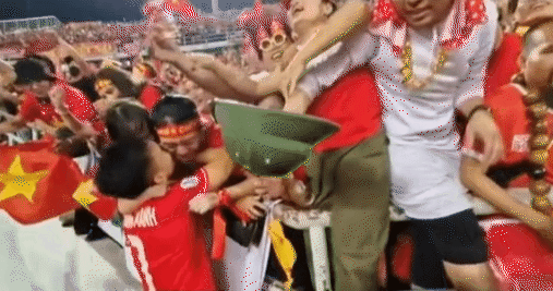 Hình ảnh xúc động của gia đình Xuân Mạnh sau chiến thắng tại AFF Cup 2024 (Nguồn: @webthethao)