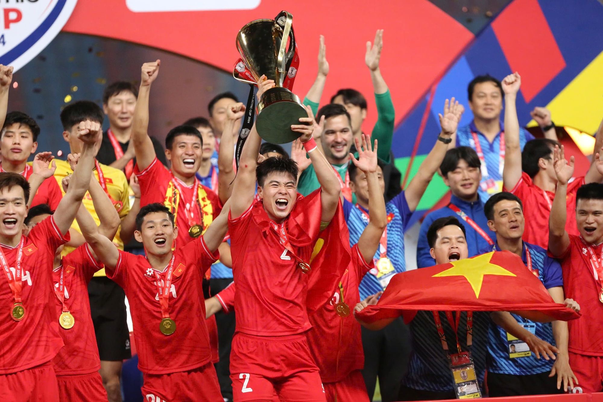 ĐT Việt Nam vừa kết thúc hành trình AFF Cup 2024 đầy cảm xúc với ngôi vô địch khi đánh bại ĐT Thái Lan trên đất của người Thái