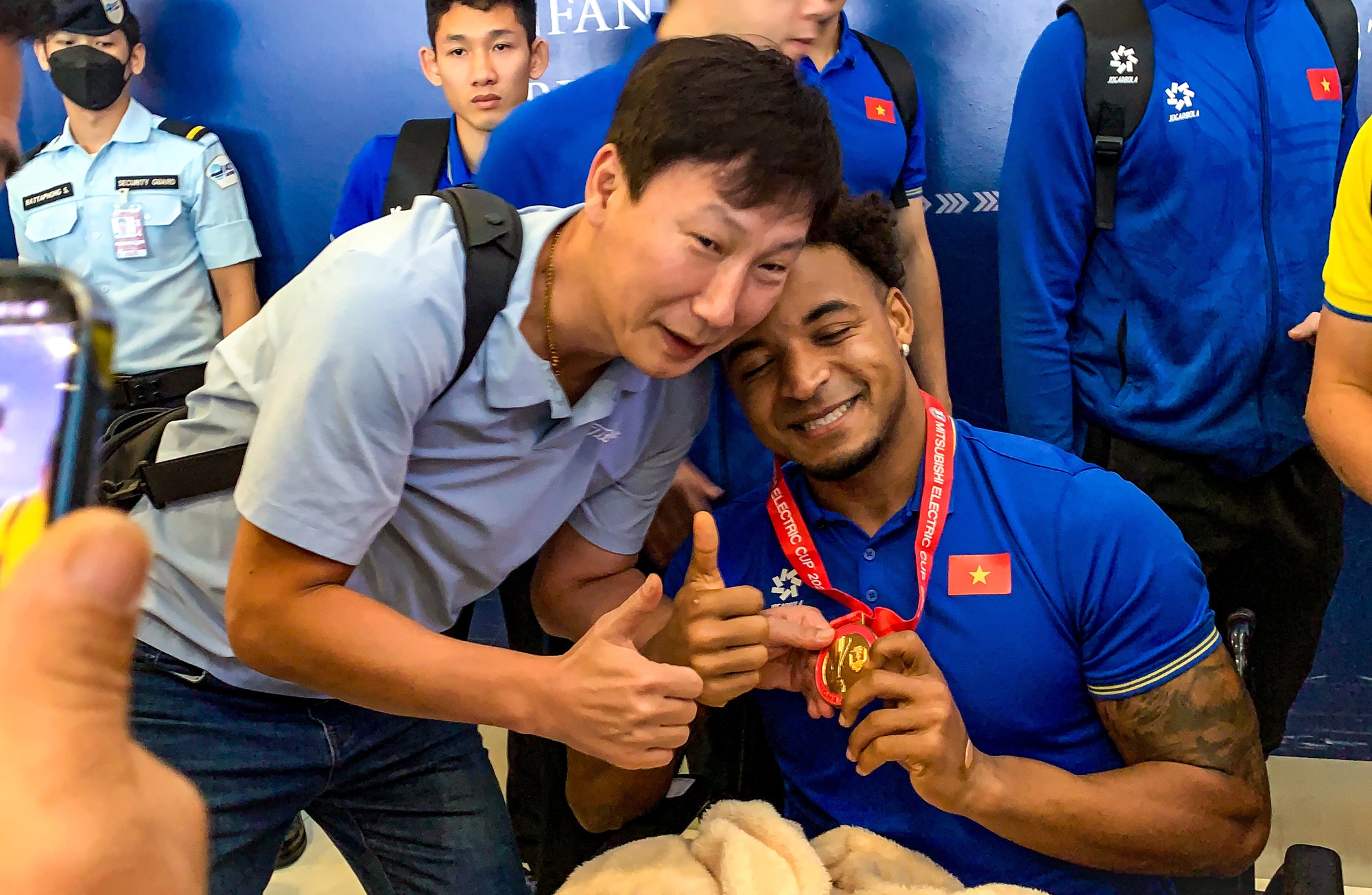 HLV Kim Sang-sik trao huy chương cho Xuân Son