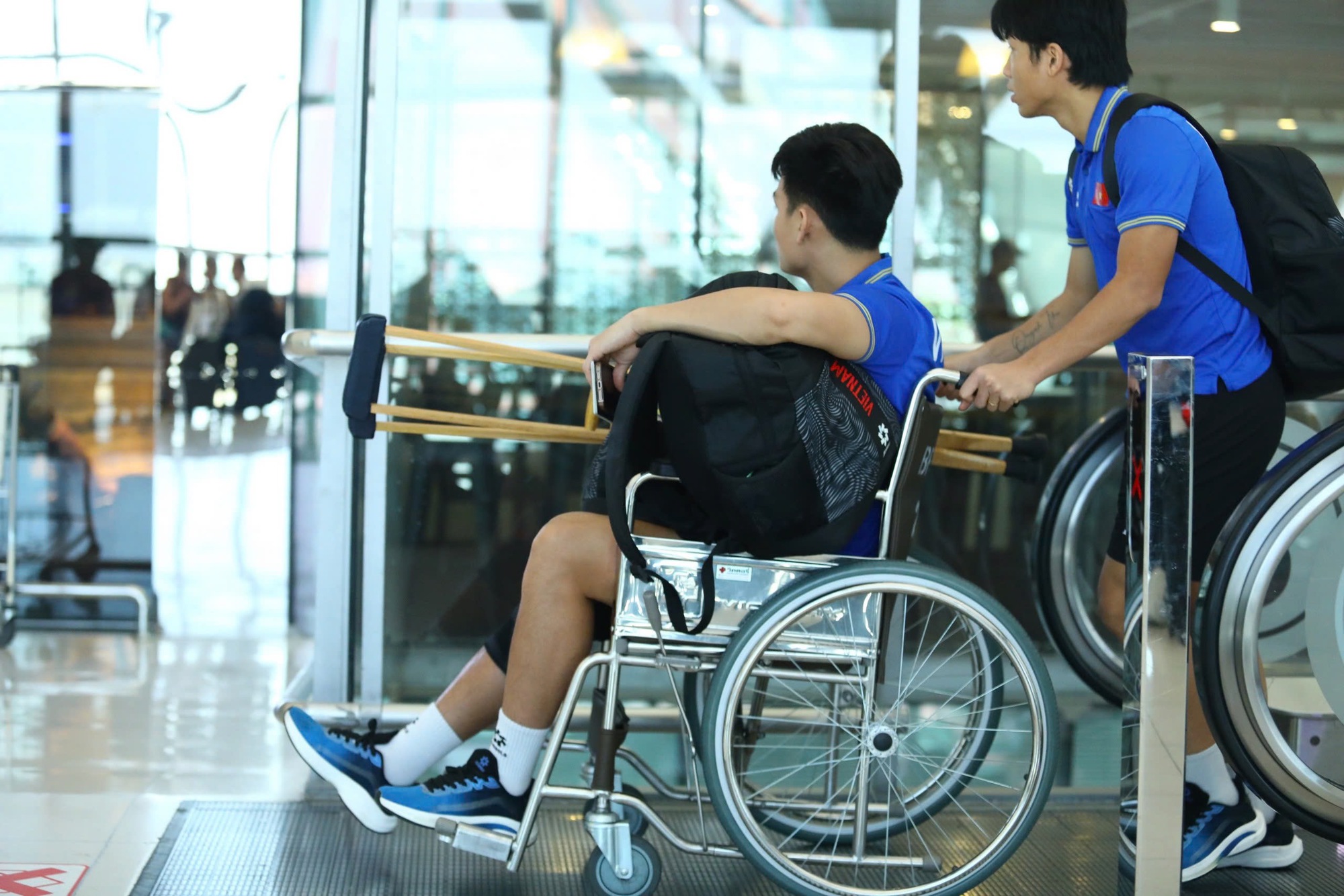 Hậu vệ Hồ Tấn Tài chấn thương trước đó, cũng phải về bằng xe lăn