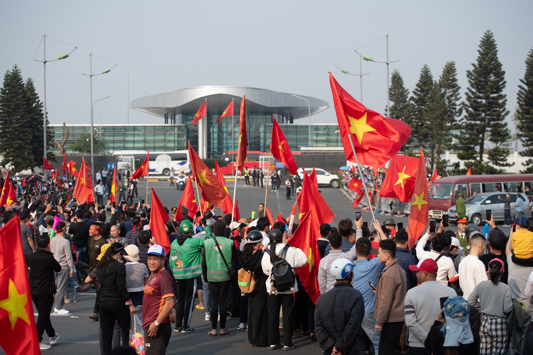 Đông đảo người hâm mộ đem cờ đỏ sao vàng đến đón đội tuyển trở về nước