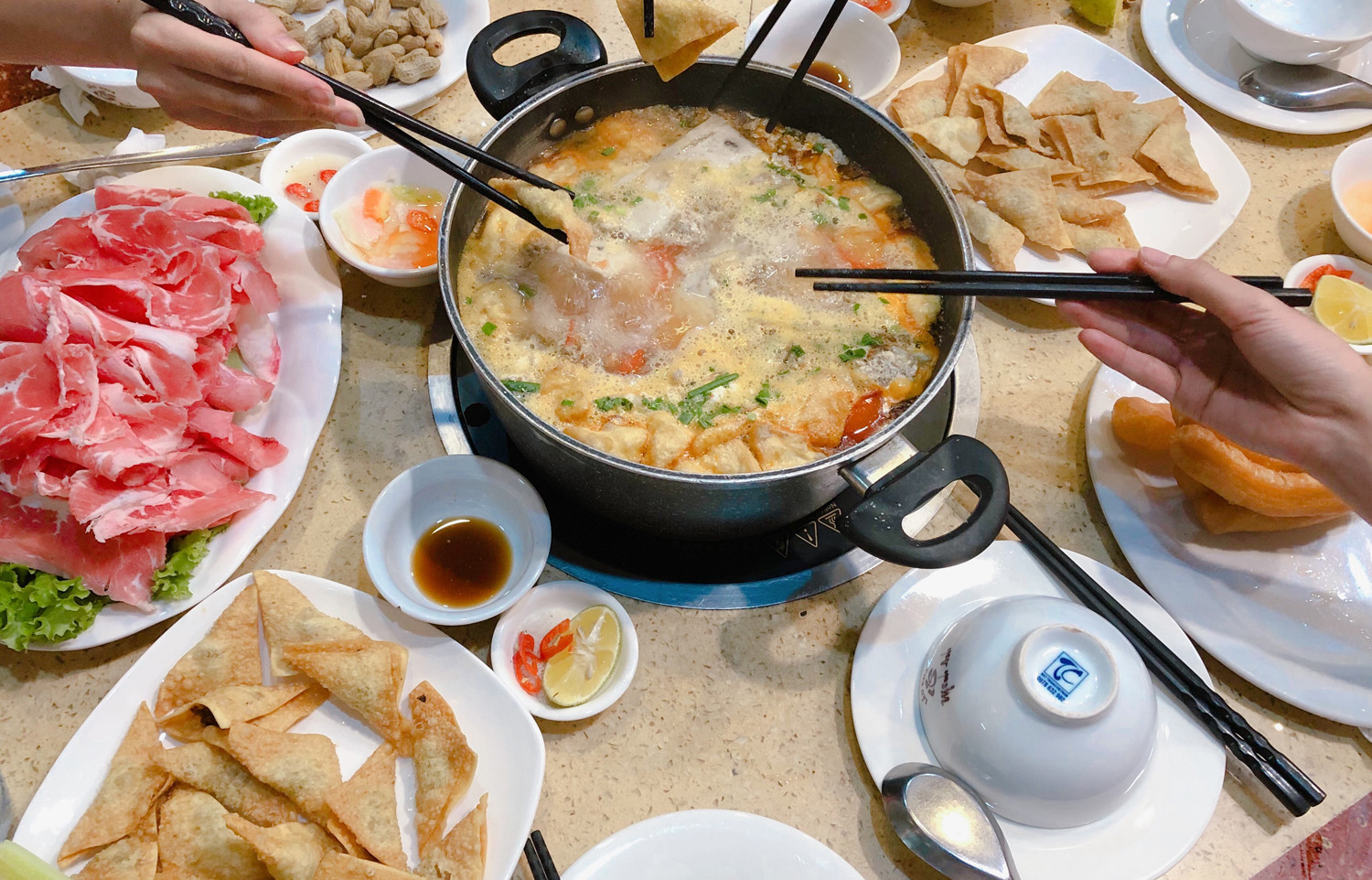 Ăn lẩu quá lâu không tốt cho sức khỏe. Ảnh minh họa: Ban Mai