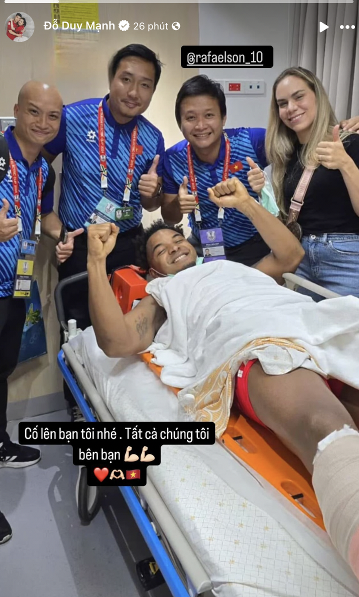 Duy Mạnh không quên động viên Nguyễn Xuân Son - người đang gặp chấn thương nặng