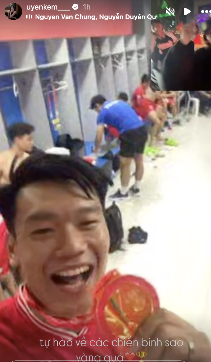 Thành Chung và bà xã Tố Uyên ăn mừng chiến thắng