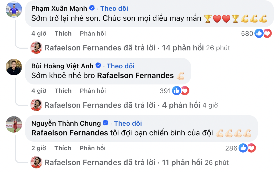 Đội trưởng Duy Mạnh cùng các đồng đội bình luận động viên Xuân Son