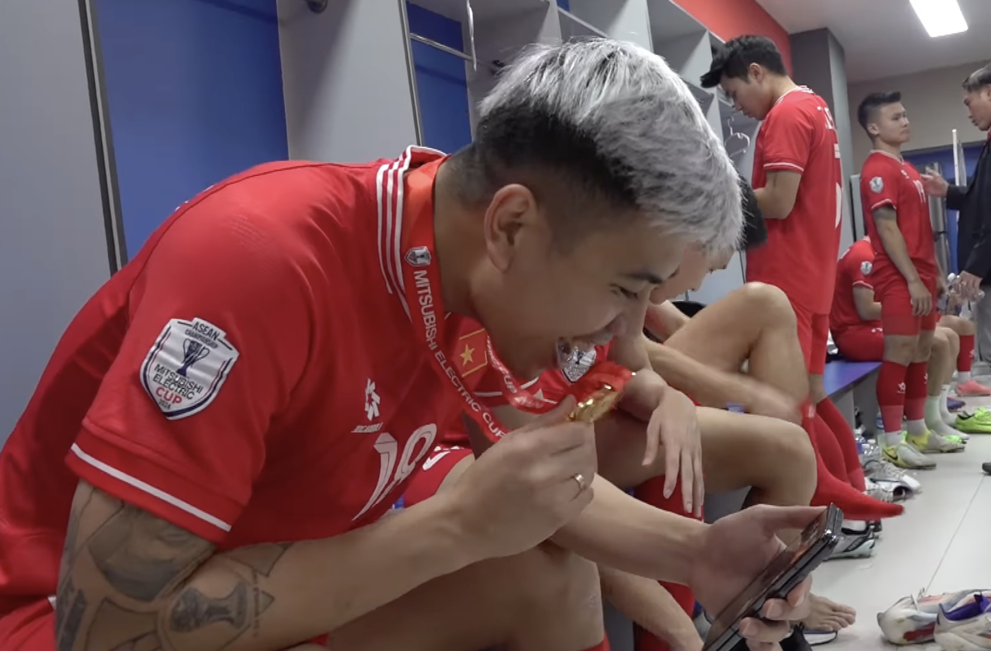 Các tuyển thủ gọi chia sẻ niềm vui với người thân.