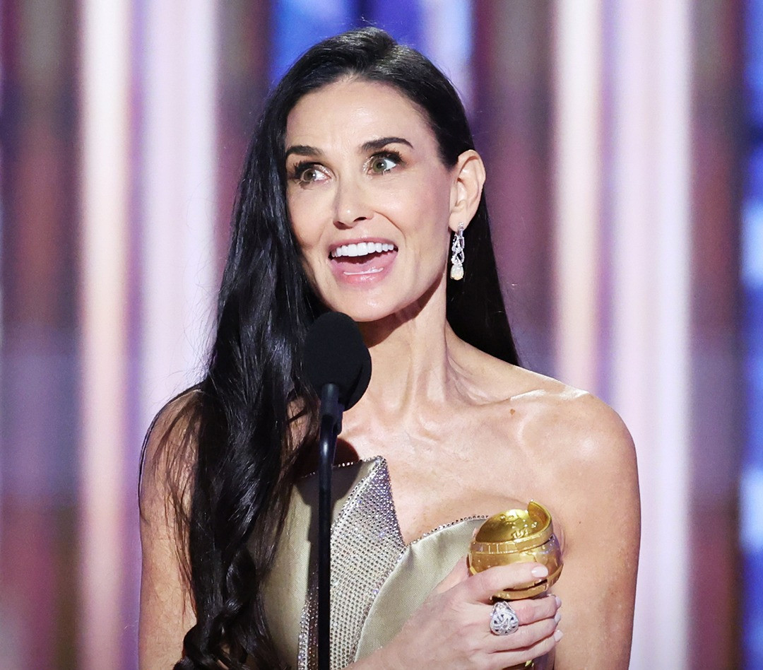 Demi Moore nhận giải đầu tiên ở tuổi 62. Ảnh: CNN 