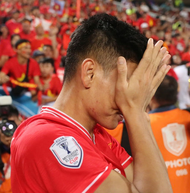 Xuân Mạnh ôm con gái khóc nức nở trong niềm hạnh phúc (Nguồn: @vietphong9292, Thanh Xuân)