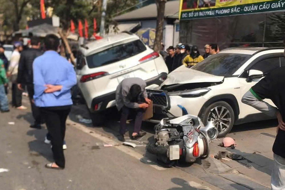 Hiện trường vụ tai nạn giao thông trên đường Nguyễn Phong Sắc. Ảnh: Minh Phương