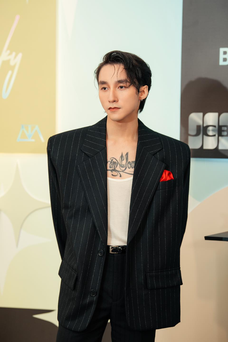 Bên cạnh hoạt động nghệ thuật, Sơn Tùng cũng tích cực trong các hoạt động thiện nguyện.