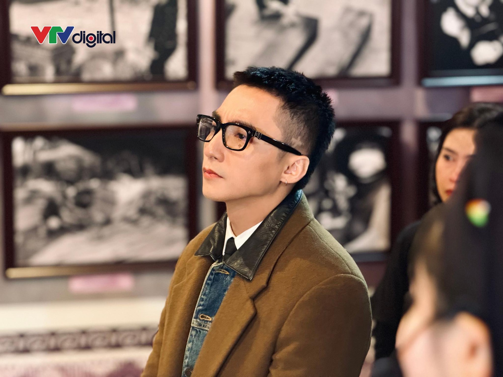 Sơn Tùng và nhiều thành viên trong công ty không giấu được sự xúc động khi nghe người dân làng Nủ chia sẻ về những ngày tang thương mà nơi đây đã trải qua.