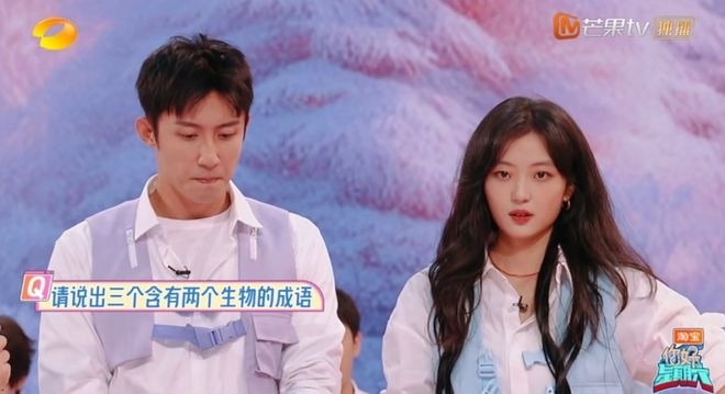 Hoàng Cảnh Du ngại ngùng khi đứng cạnh Tôn Thiên