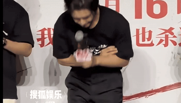 Huỳnh Hiểu Minh cúi đầu xin lỗi nhưng khán giả đã hết kiên nhẫn với anh.