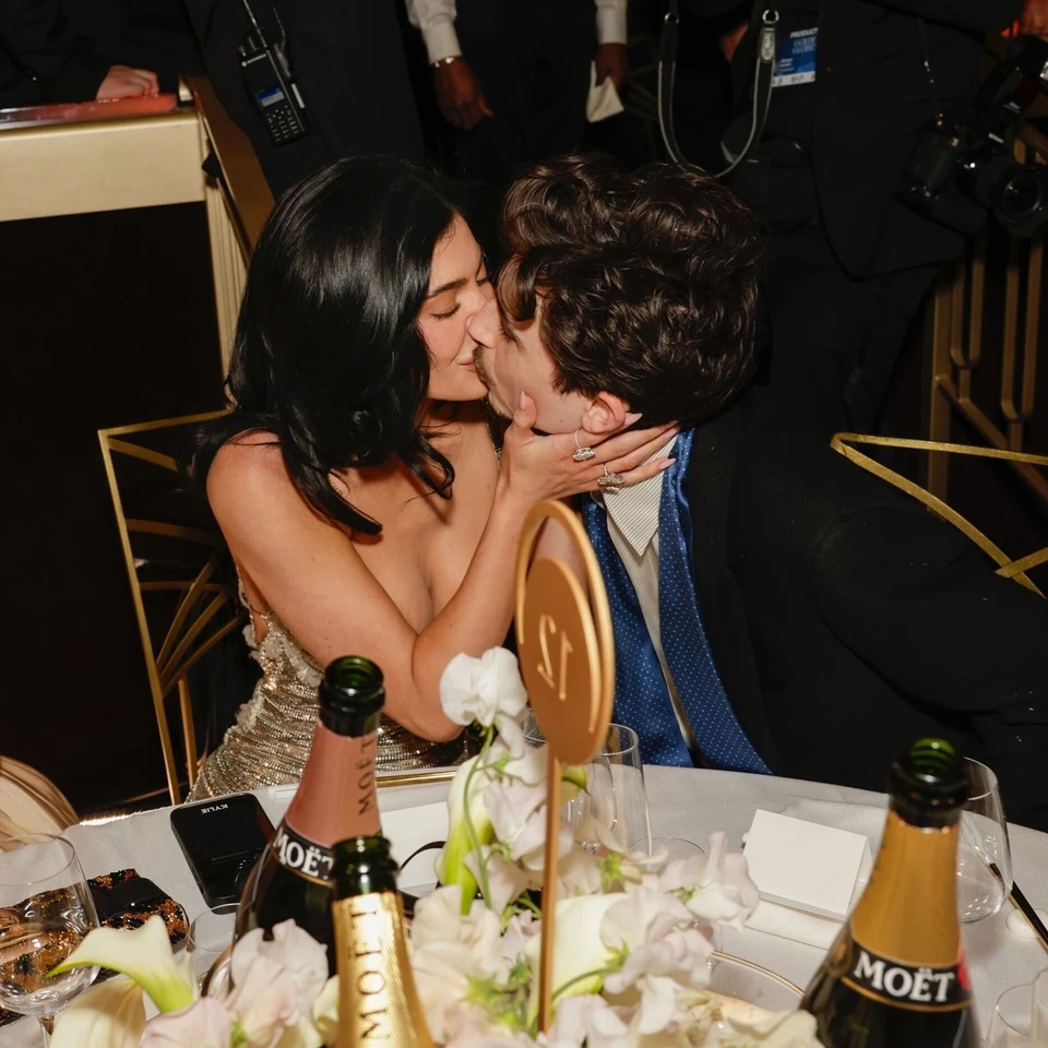 Tại lễ trao giải Quả Cầu Vàng năm nay, Kylie thu hút được nhiều sự quan tâm dù không có tác phẩm tranh giải. Cô dính nghi vấn mang thai lần 3 vì không đụng tới rượu và không xuất hiện trên thảm đỏ cùng bạn trai tài tử. Bên cạnh đó, nụ hôn nồng nàn của nữ tỷ phú và Timothée cũng trở thành chủ đề hot gây bàn tán