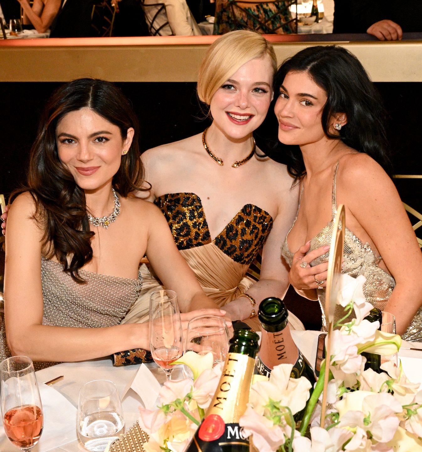 Tại Quả Cầu Vàng năm nay, Kylie ngồi chung bàn với bạn trai Timothée, Elle Fanning và các diễn viên trong đoàn phim Complete Unknown